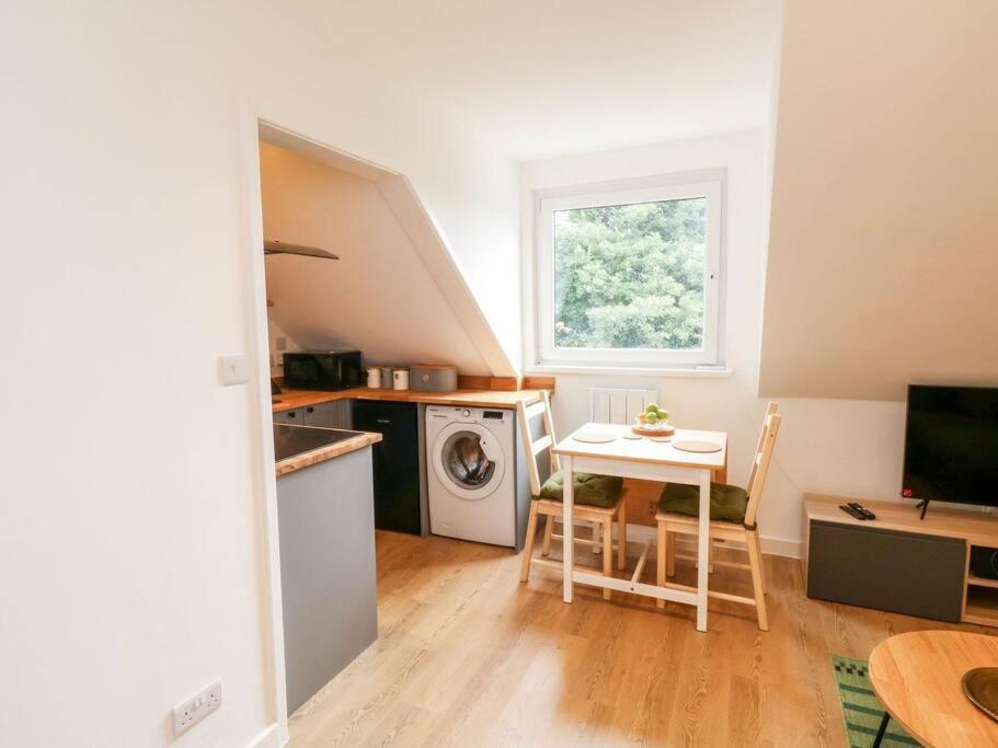 Cozy Seaside Hideaway With Free Parking Apartment *