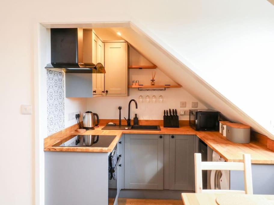 Apartment Cozy Seaside Hideaway With Free Parking *