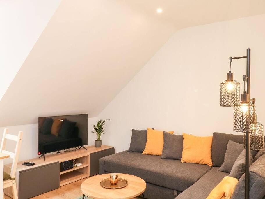 Cozy Seaside Hideaway With Free Parking