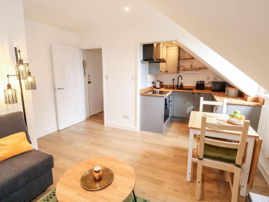 Apartment Cozy Seaside Hideaway With Free Parking *