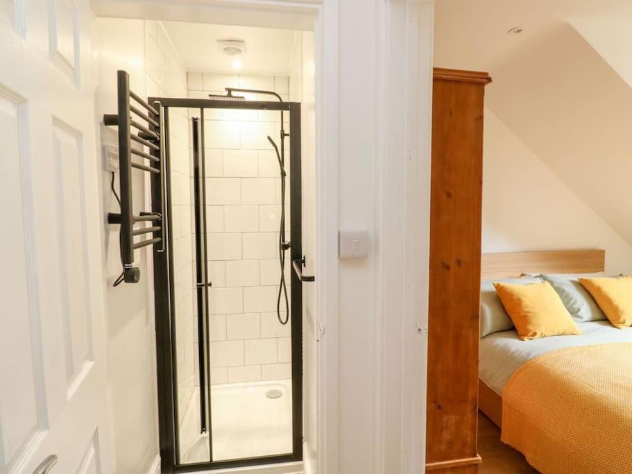 Cozy Seaside Hideaway With Free Parking Apartment