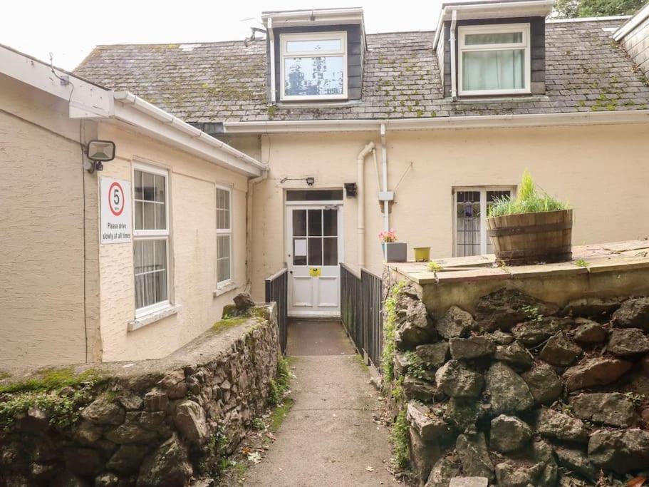 Apartment Cozy Seaside Hideaway With Free Parking *