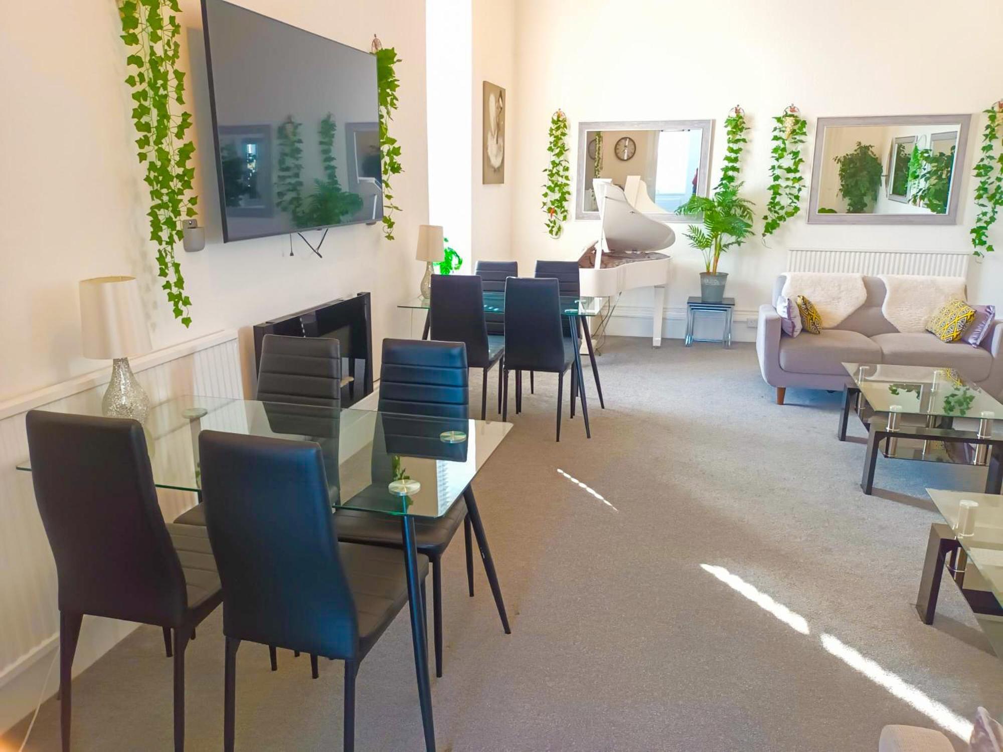 Riviera Retreat 10 Bedrooms 10 Bathrooms, Near Beach, 24 People Holiday home