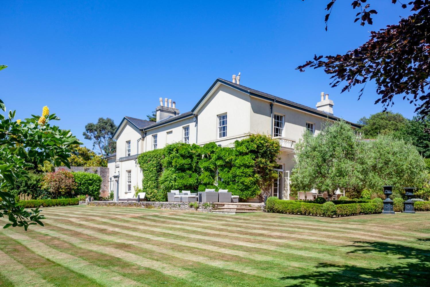 Laguna Mansion *