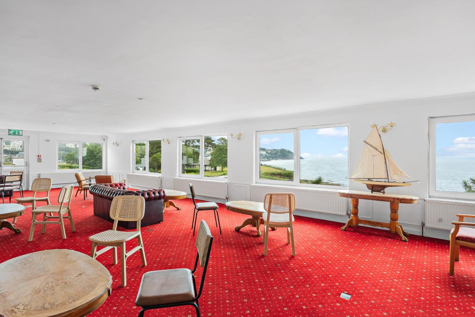 Waters Edge Hotel