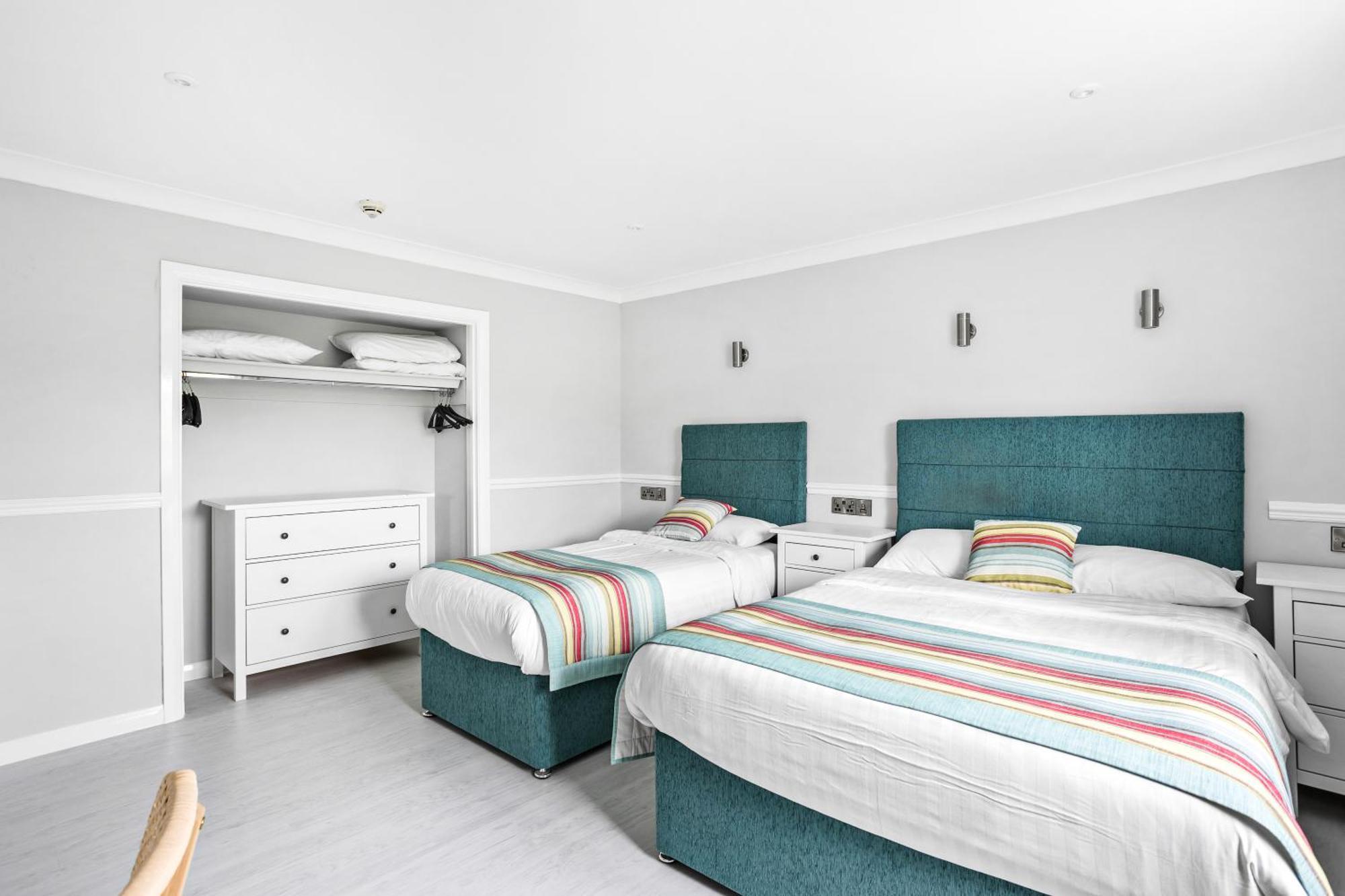Waters Edge Hotel