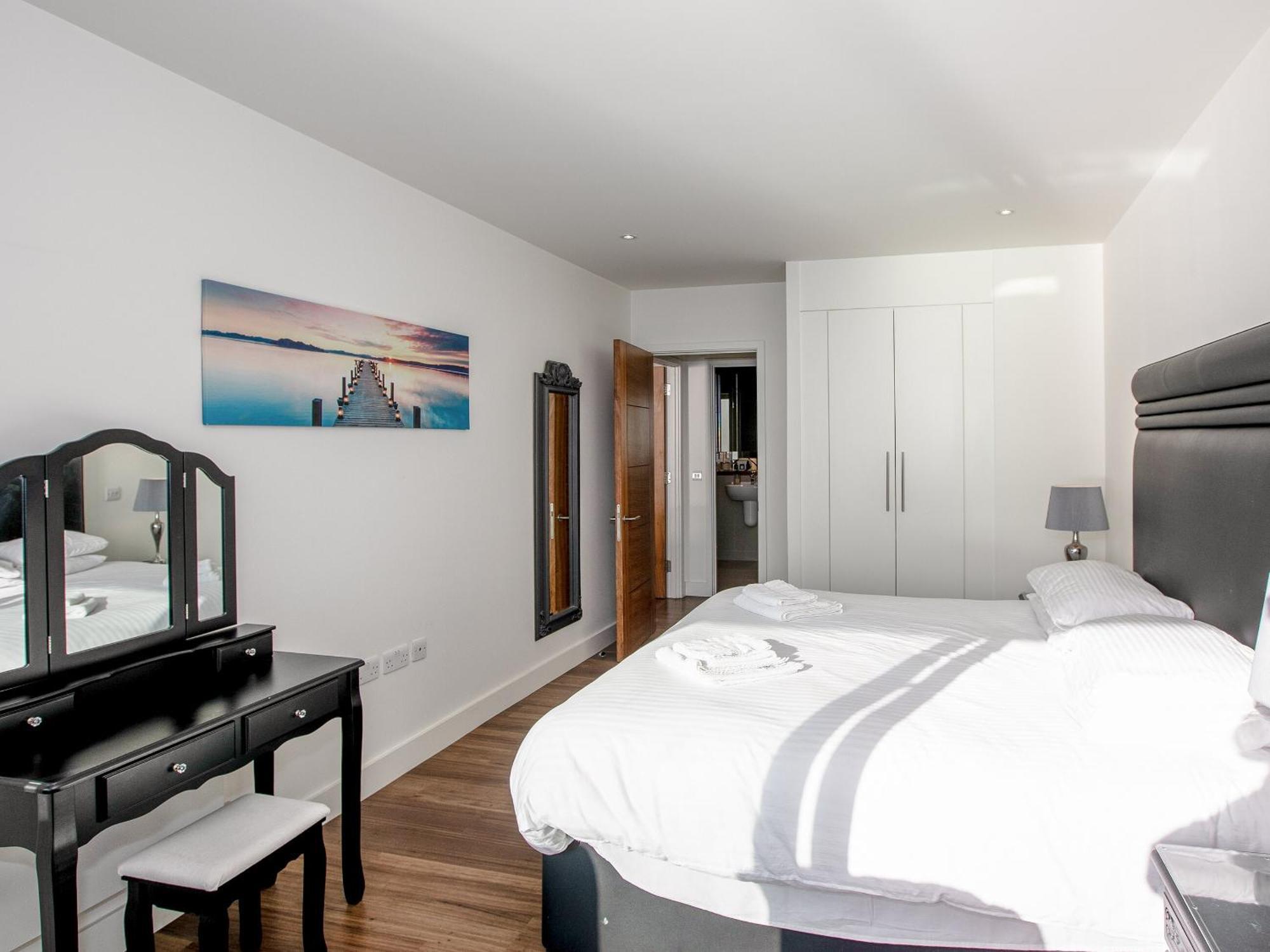 17 Air-conditioned Bedrooms Apartment *