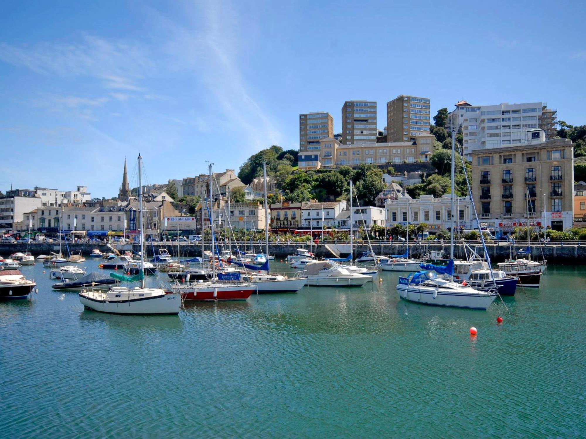 17 Air-conditioned Bedrooms Apartment Torquay