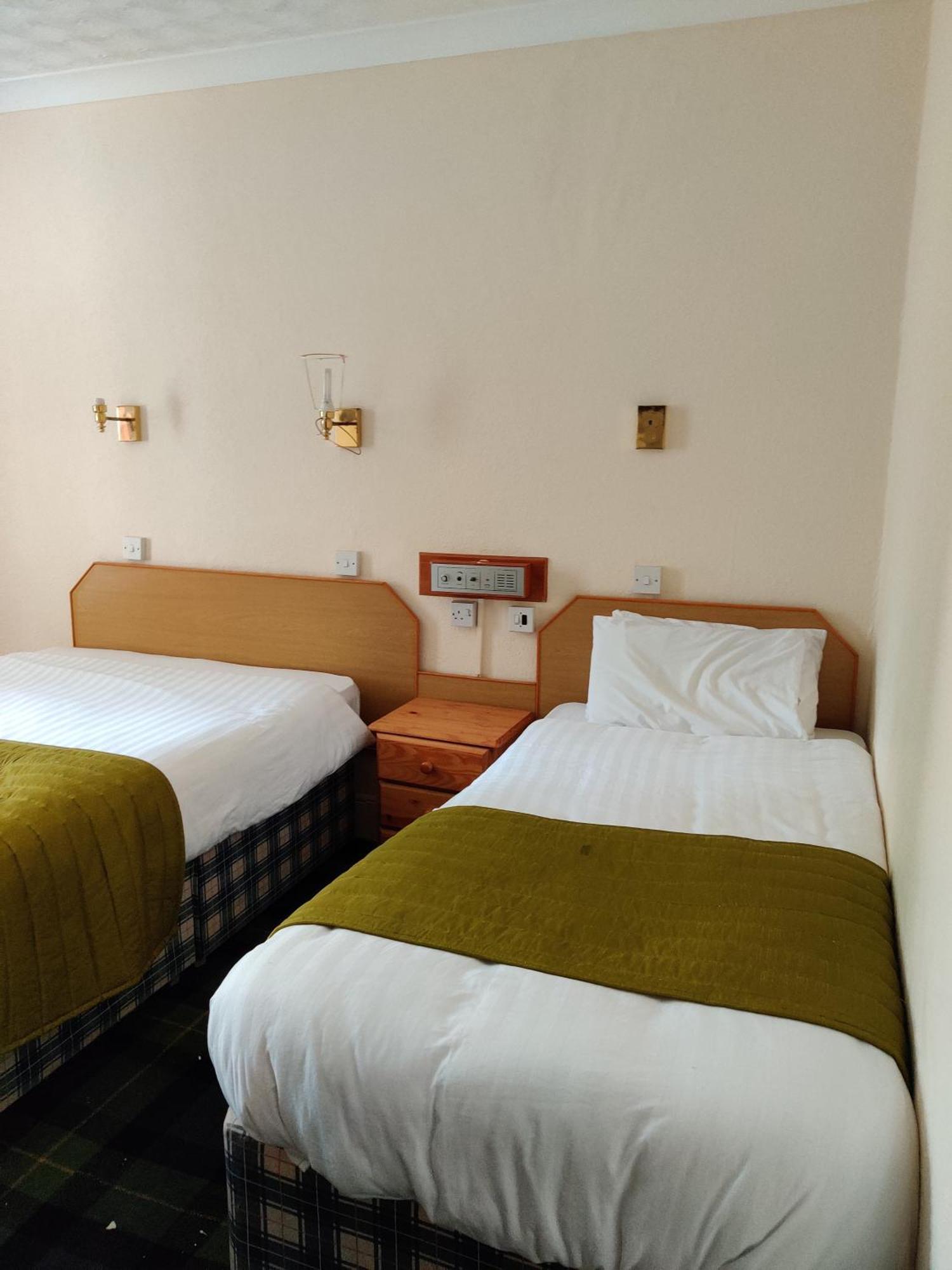 Inglewood Palm Hotel, Abbey Sands Hotel