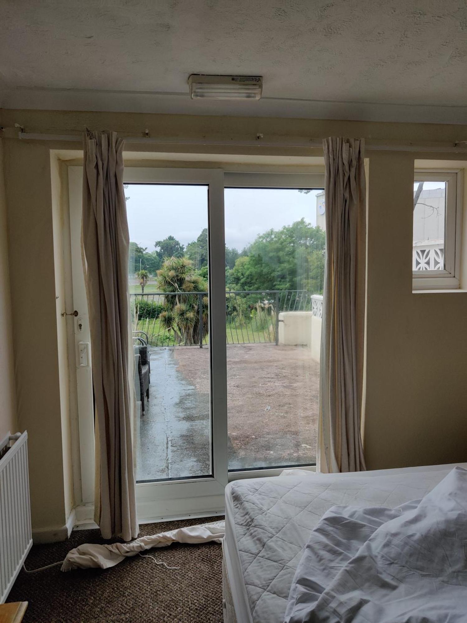 Inglewood Palm Hotel, Abbey Sands Hotel 3*