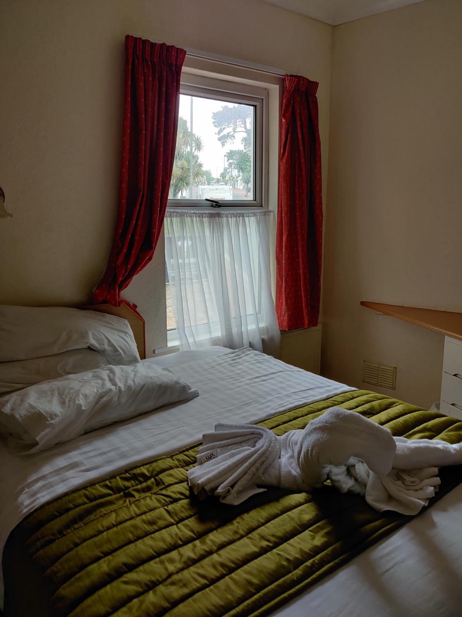 Inglewood Palm Hotel, Abbey Sands Hotel