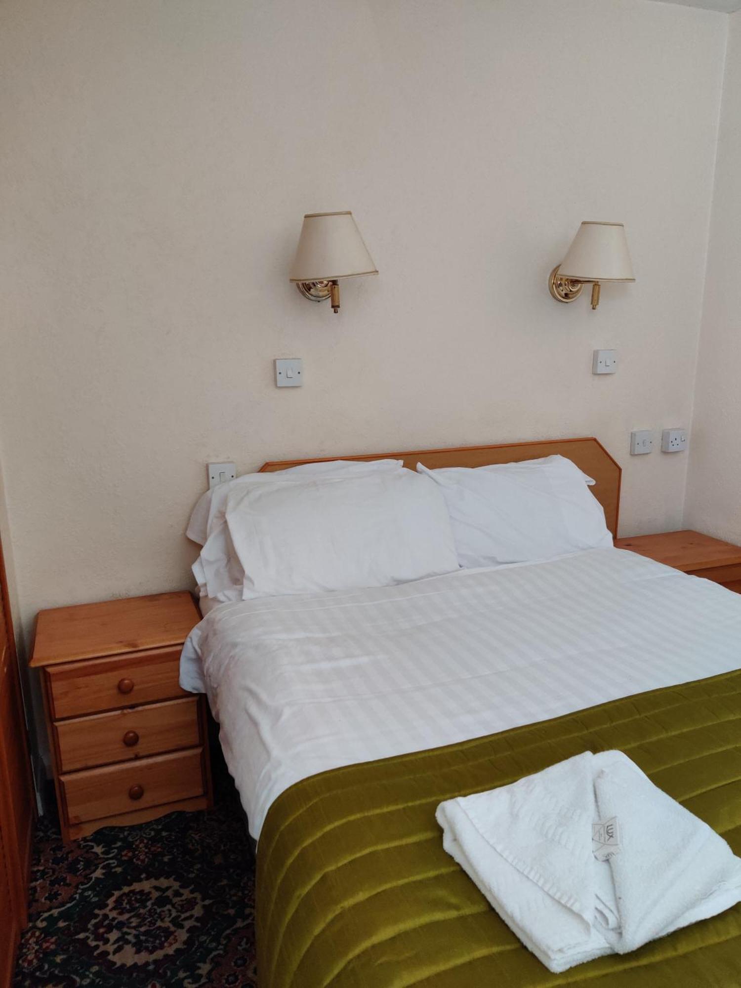 Inglewood Palm Hotel, Abbey Sands Hotel