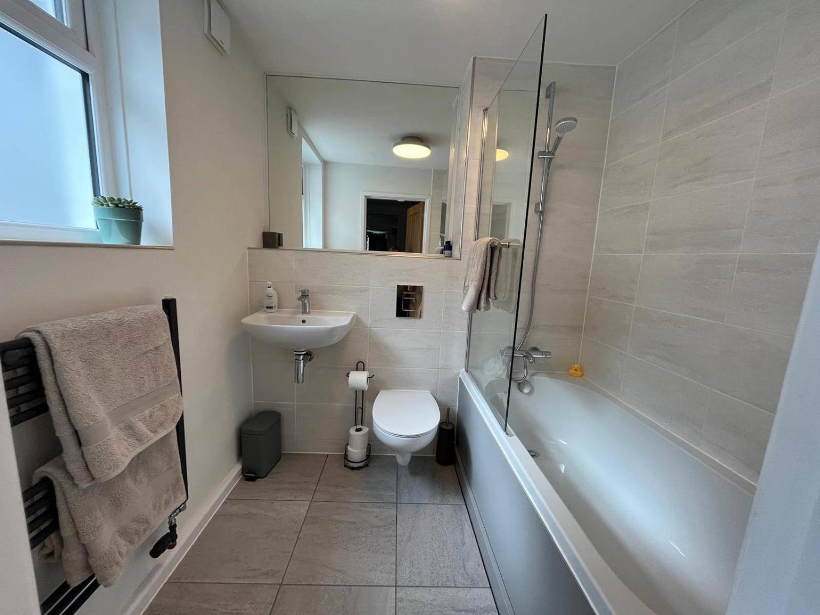 Charming 3-bed - Private Garden & Parking