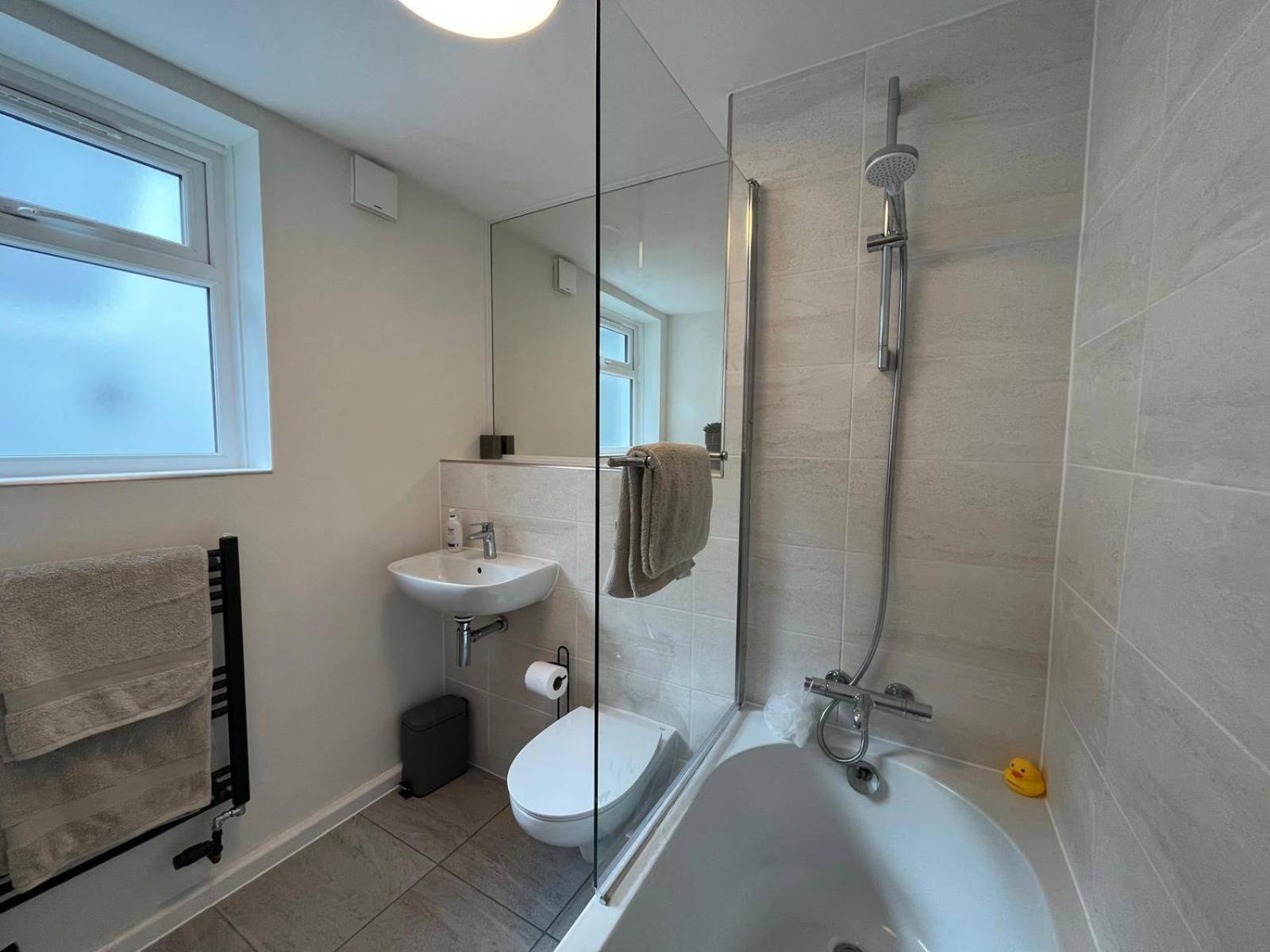 Charming 3-bed - Private Garden & Parking Torquay