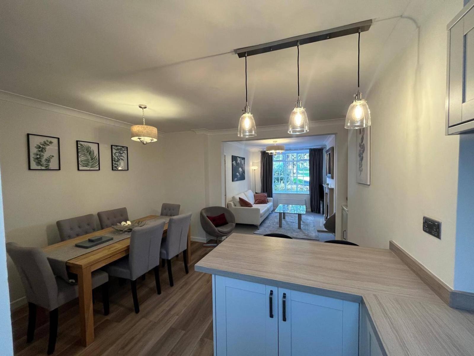 Charming 3-bed - Private Garden & Parking *