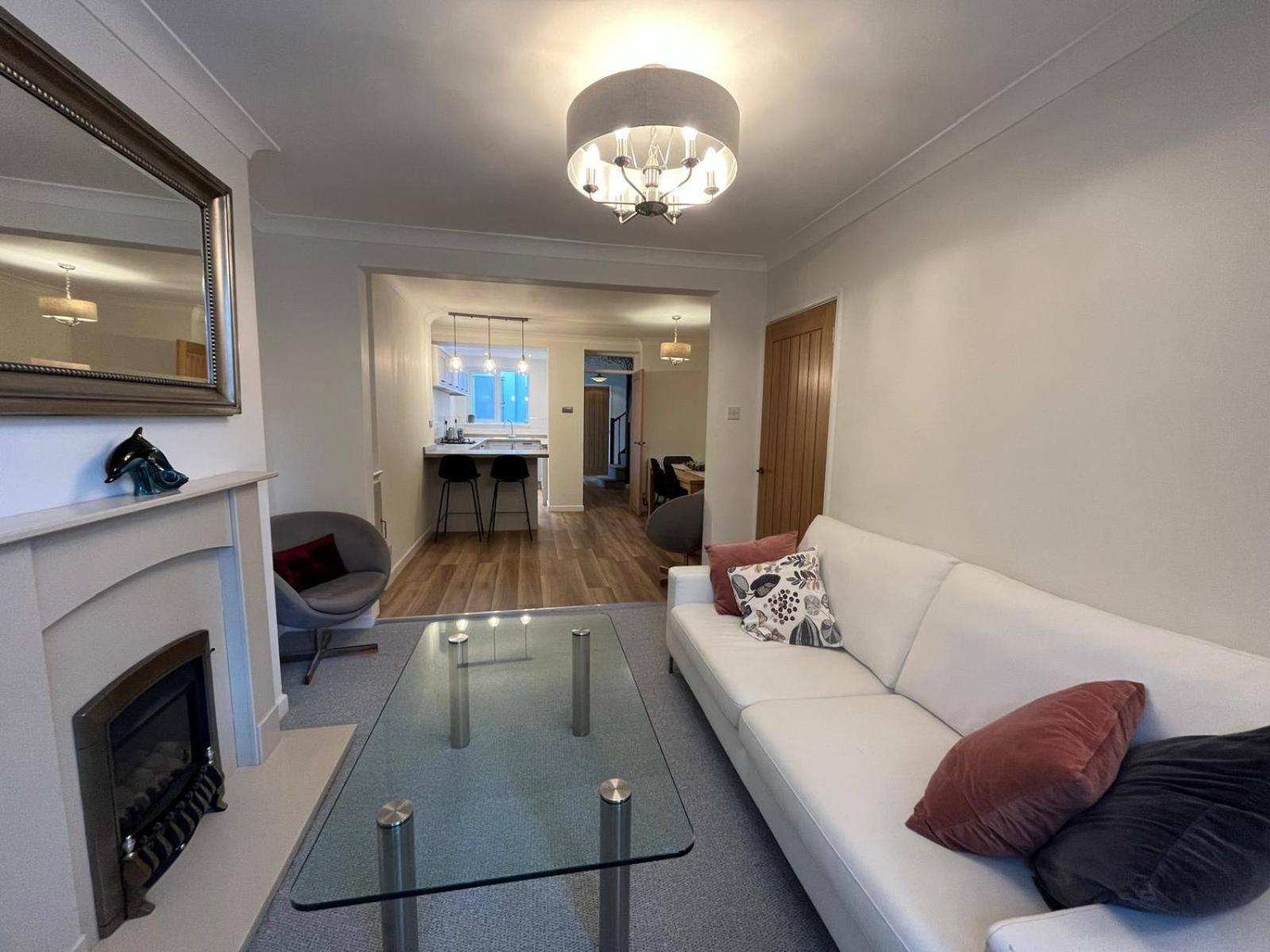 Charming 3-bed - Private Garden & Parking