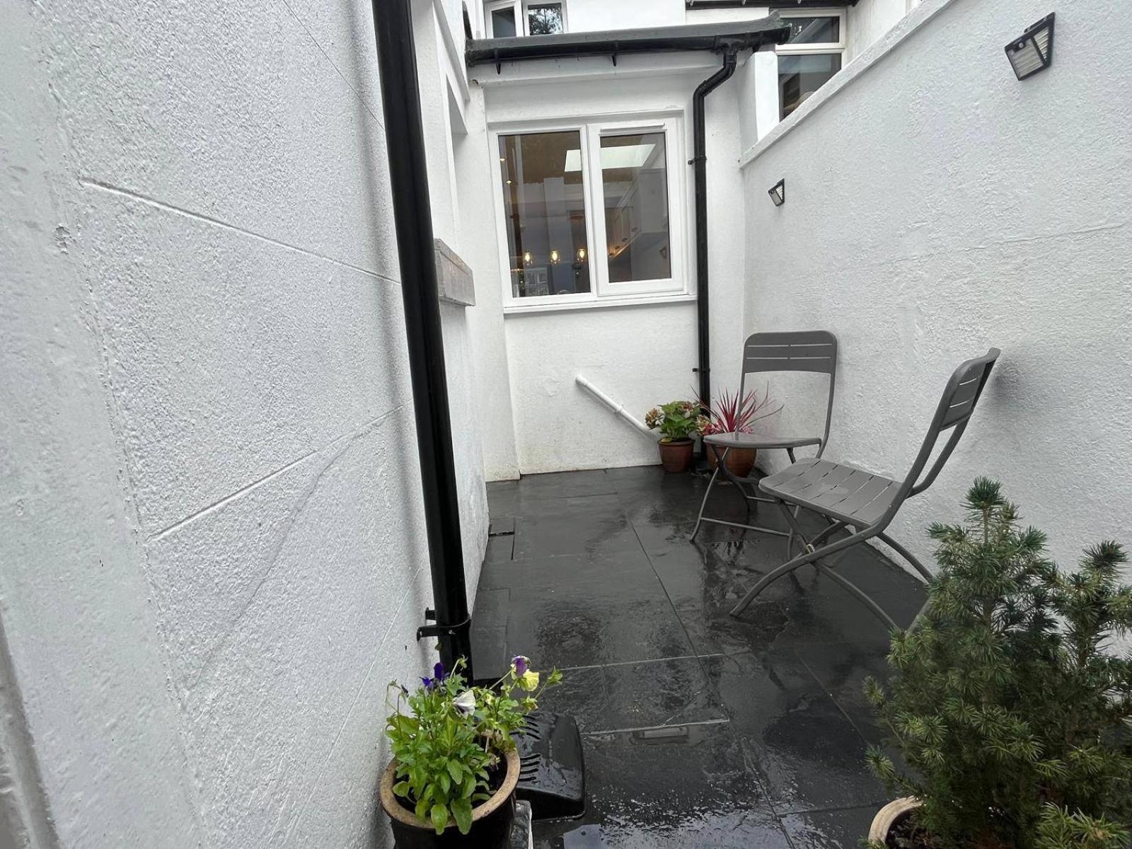 Casa de férias Charming 3-bed - Private Garden & Parking *