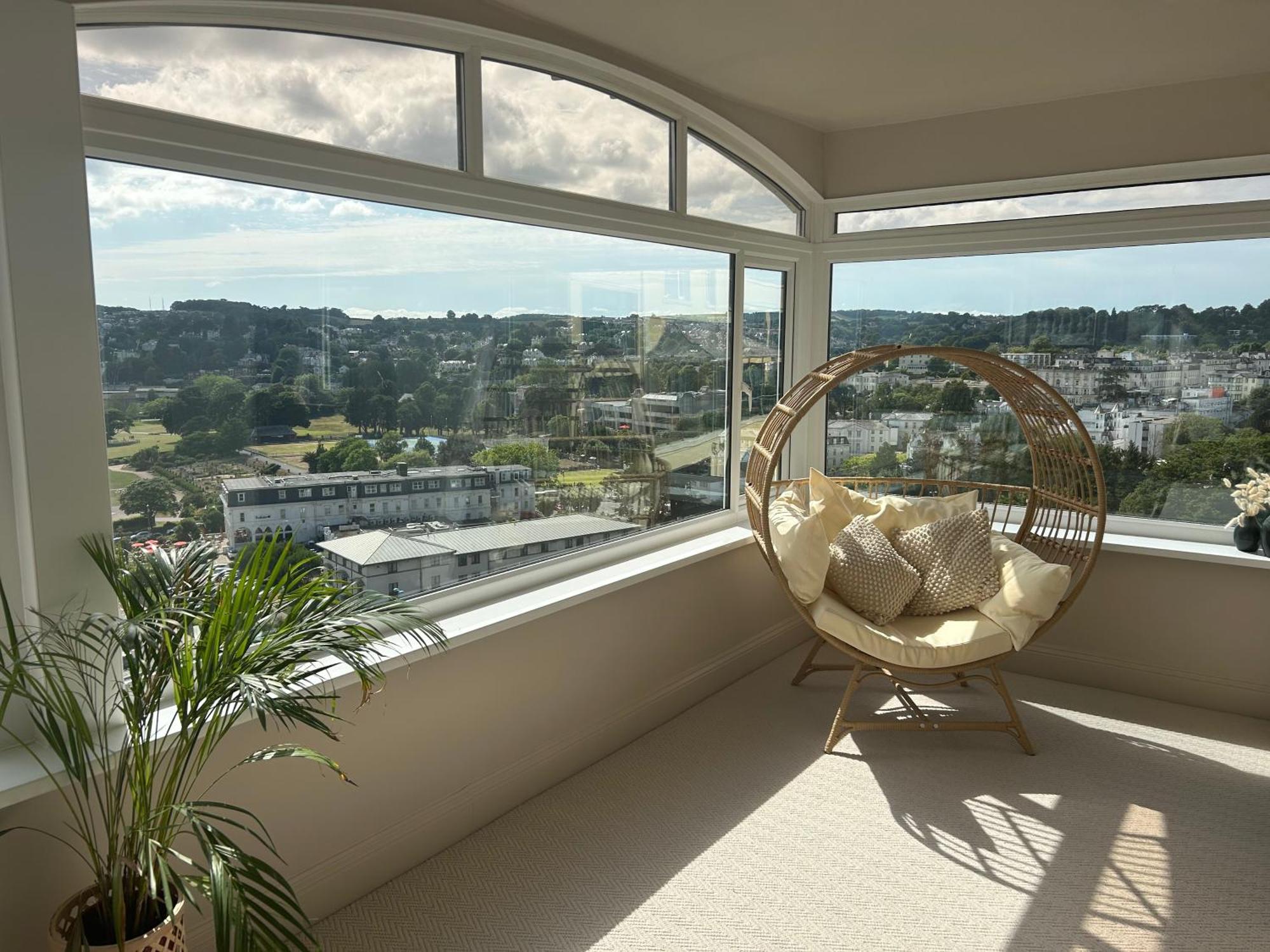 Clifftop Panoramic Seaview Penthouse Sleeps 8