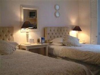 Cary Court - 4*