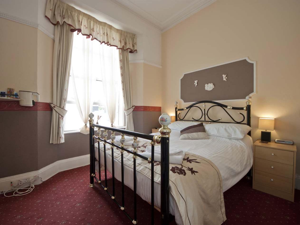 Guest house Heathcliff House Exclusively For Adults Free Large Carpark 4*