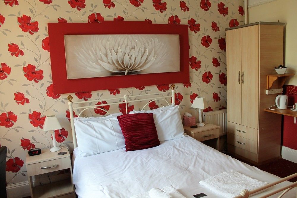 Guest house Heathcliff House Exclusively For Adults Free Large Carpark 4*