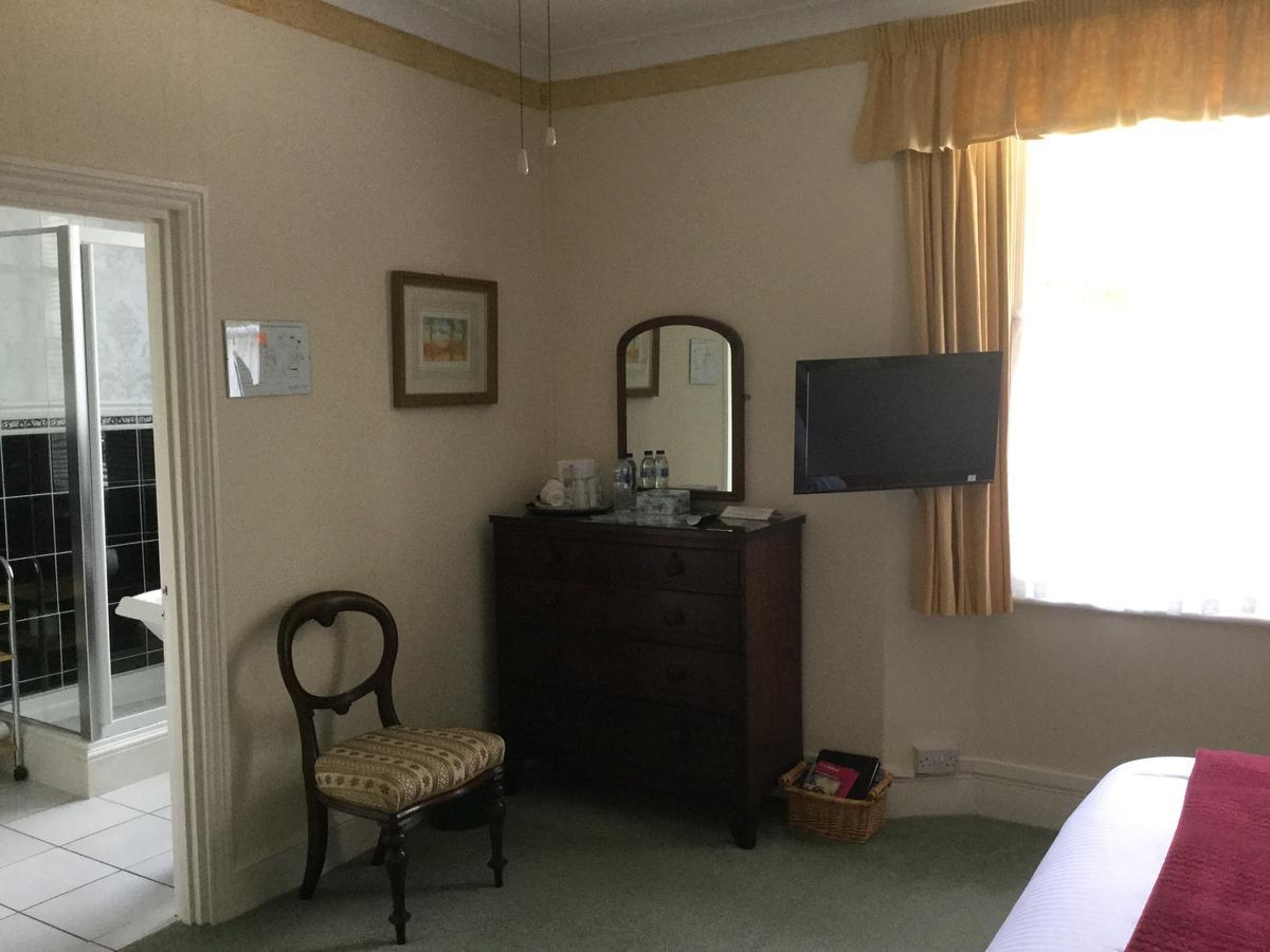 Cary Court - 4*